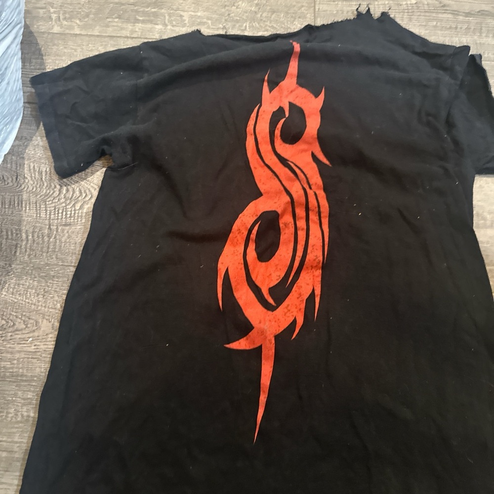 Hot Topic Black and Red Short Sleeve Tee